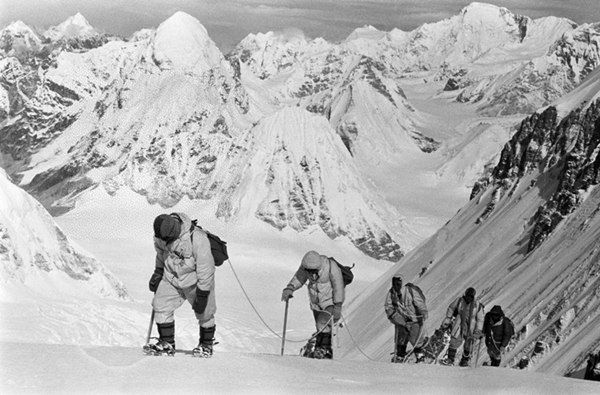 △1960年5月，中國登山隊隊員在海拔7150米的冰雪坡上行進(jìn)。