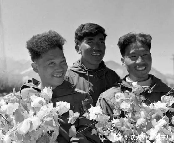 △1960年5月25日凌晨4點(diǎn)20分，中國登山隊隊員成功登上珠穆朗瑪峰。（右起）王富洲、貢布（藏族）和屈銀華。
